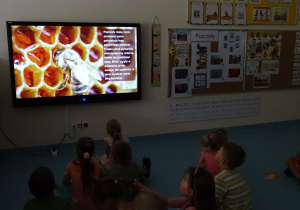 dzieci ogląająfilm edukacyjny